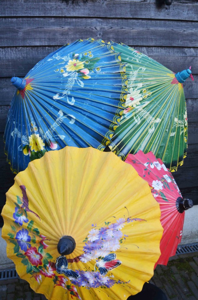 Papieren paraplu's met bamboe en touw