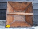 Oude houten graanbak