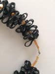 Halsketting gemaakt van fietsbanden met kralen